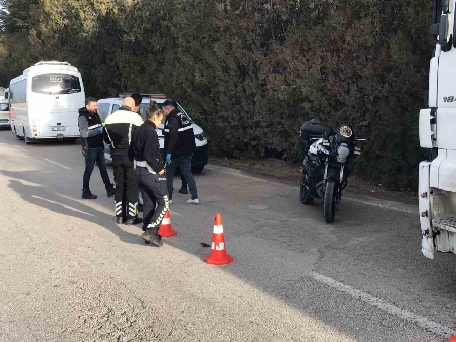 Park Halindeki Aracının Yanında Beklerken İşçi Servisi Çarptı