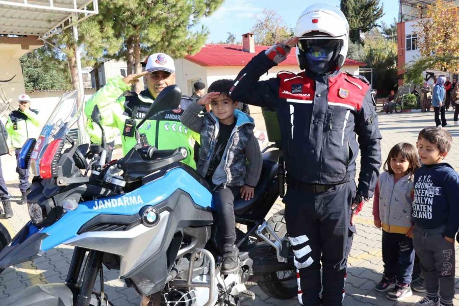 Jandarmadan Öğrencilere Trafik Ve Asayiş Eğitimi