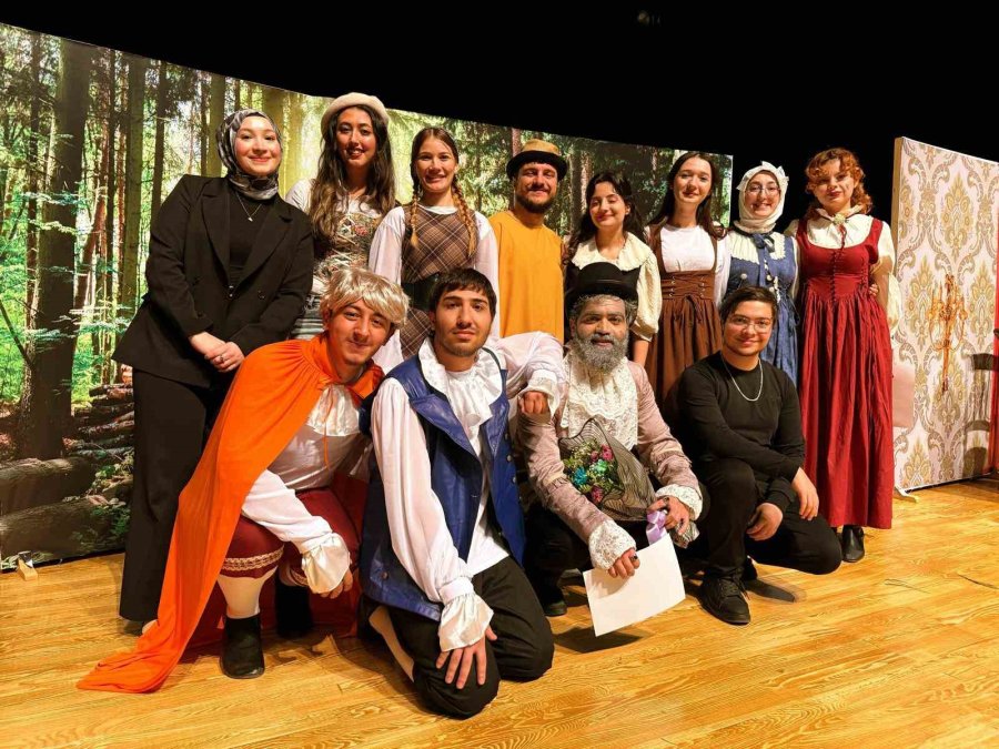 Üniversiteli Gençlerin ’zoraki Hekim’ Oyunu Ayakta Alkışlandı