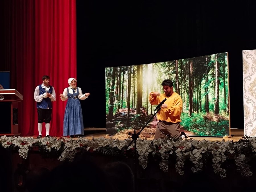 Üniversiteli Gençlerin ’zoraki Hekim’ Oyunu Ayakta Alkışlandı