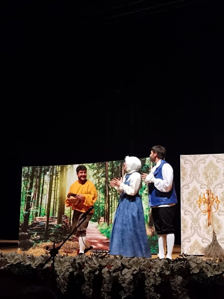 Üniversiteli Gençlerin ’zoraki Hekim’ Oyunu Ayakta Alkışlandı