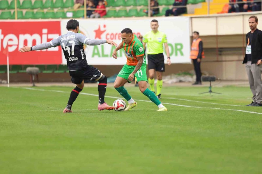 Trendyol Süper Lig: Corendon Alanyaspor: 1 - Fatih Karagümrük: 0 (ilk Yarı)