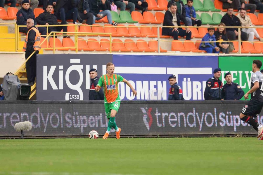 Trendyol Süper Lig: Corendon Alanyaspor: 1 - Fatih Karagümrük: 0 (ilk Yarı)