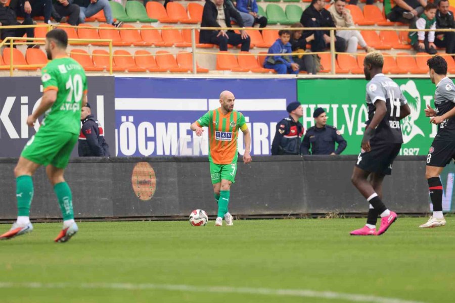 Trendyol Süper Lig: Corendon Alanyaspor: 1 - Fatih Karagümrük: 0 (ilk Yarı)