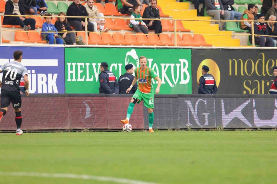 Trendyol Süper Lig: Corendon Alanyaspor: 1 - Fatih Karagümrük: 0 (ilk Yarı)