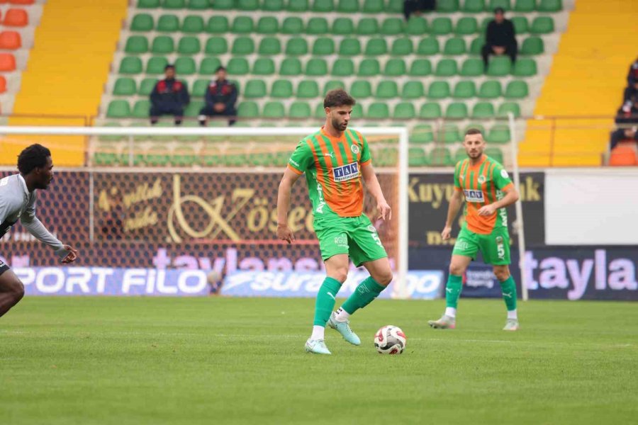 Trendyol Süper Lig: Corendon Alanyaspor: 1 - Fatih Karagümrük: 0 (ilk Yarı)