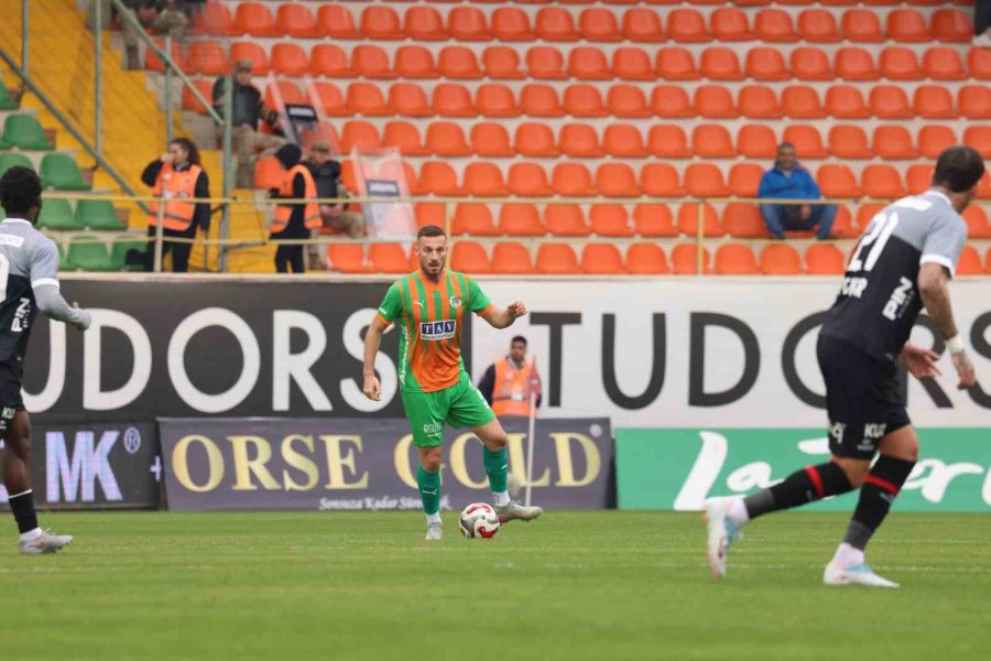 Trendyol Süper Lig: Corendon Alanyaspor: 1 - Fatih Karagümrük: 0 (ilk Yarı)