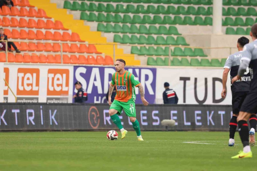 Trendyol Süper Lig: Corendon Alanyaspor: 1 - Fatih Karagümrük: 0 (ilk Yarı)