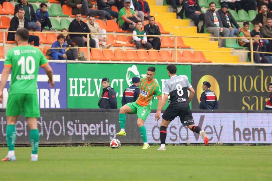 Trendyol Süper Lig: Corendon Alanyaspor: 1 - Fatih Karagümrük: 0 (ilk Yarı)