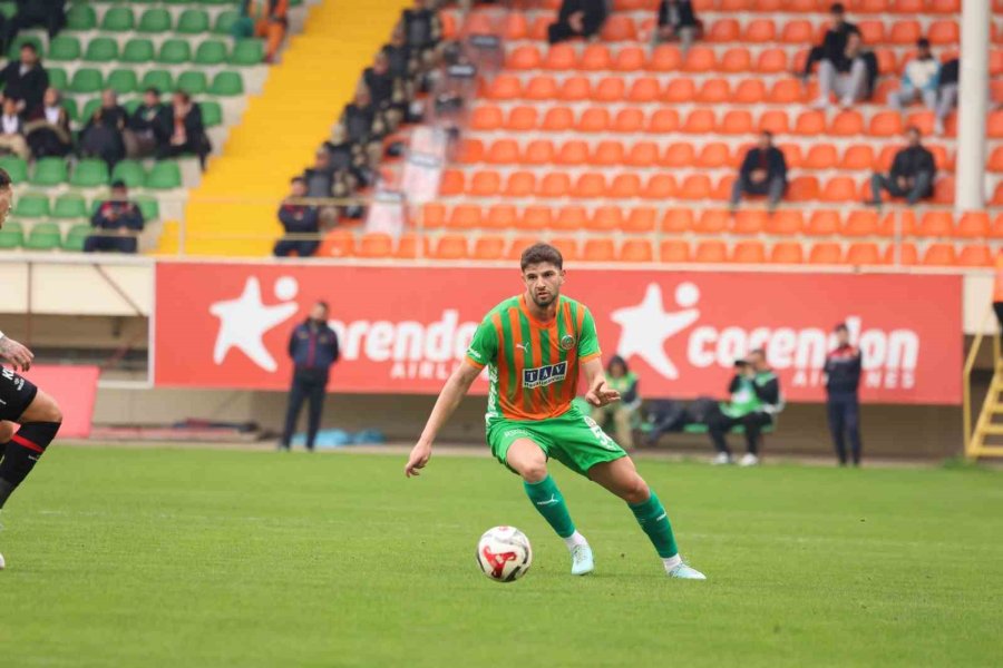 Trendyol Süper Lig: Corendon Alanyaspor: 1 - Fatih Karagümrük: 0 (ilk Yarı)