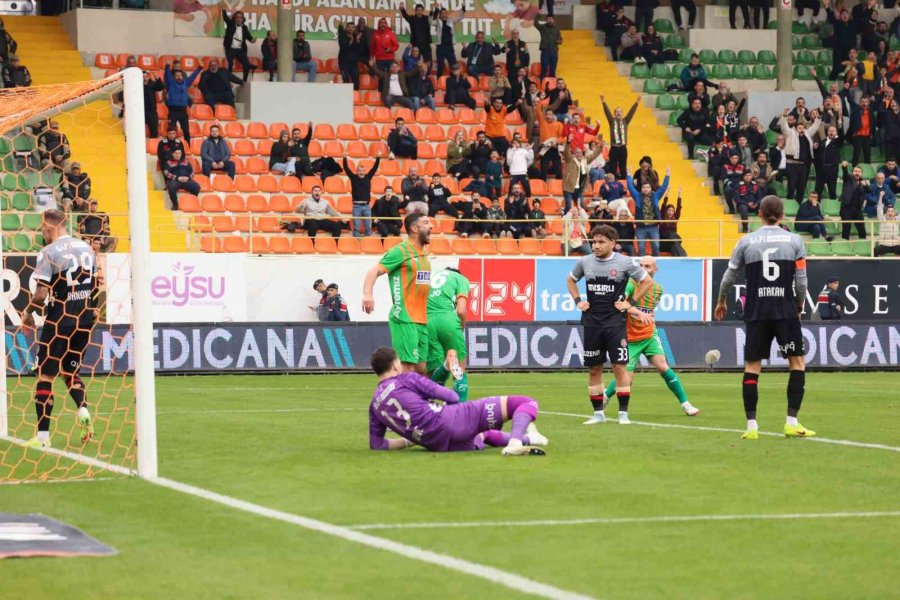 Trendyol Süper Lig: Corendon Alanyaspor: 1 - Fatih Karagümrük: 0 (ilk Yarı)
