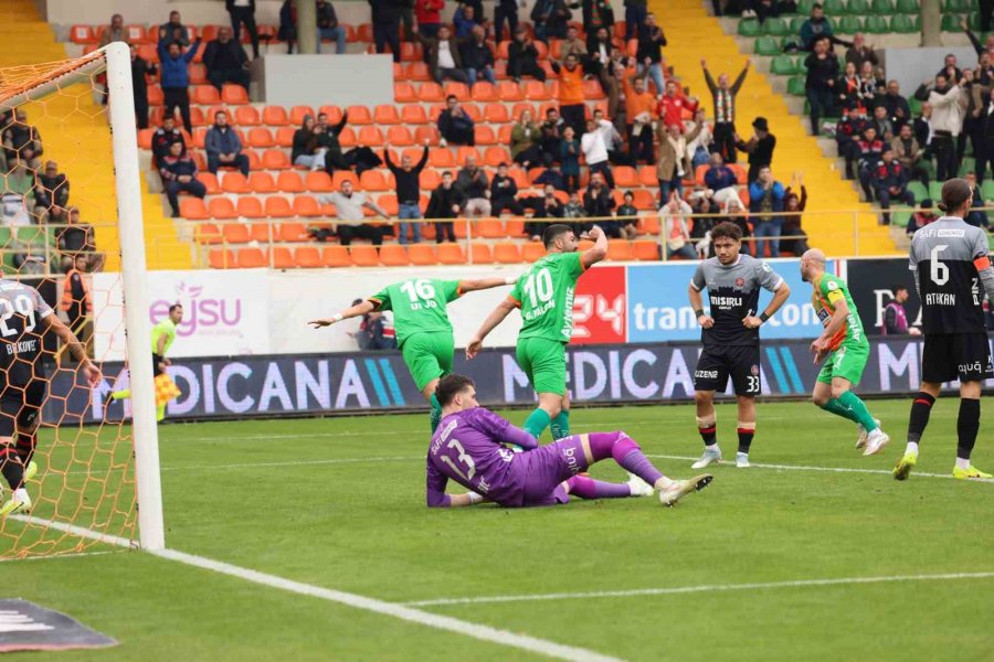Trendyol Süper Lig: Corendon Alanyaspor: 1 - Fatih Karagümrük: 0 (ilk Yarı)