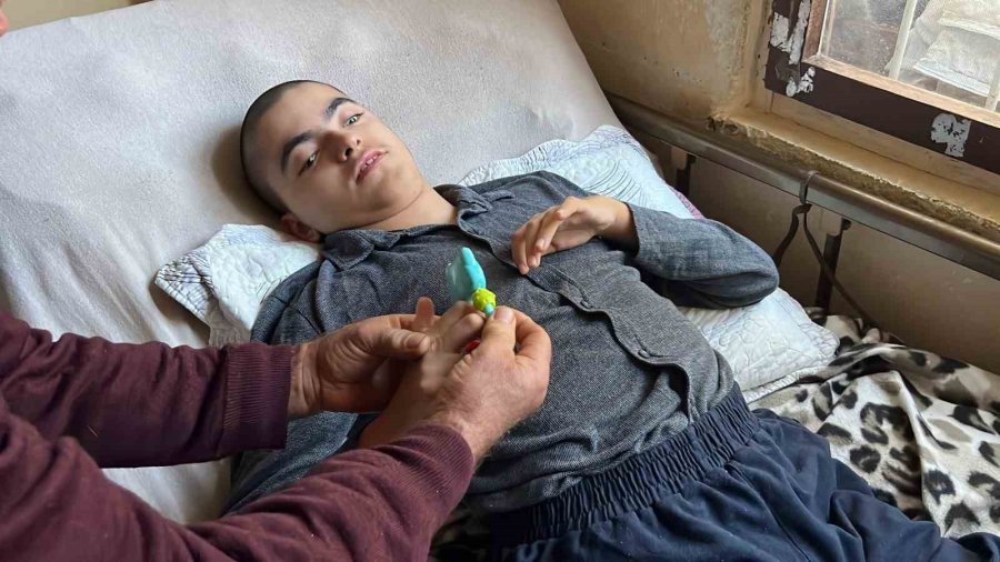 "üvey Oğlum" Demedi, Engelli Oğluna Eğitimi İçin Hamallık Yaparak Evine Raylı Sistem Kurdu