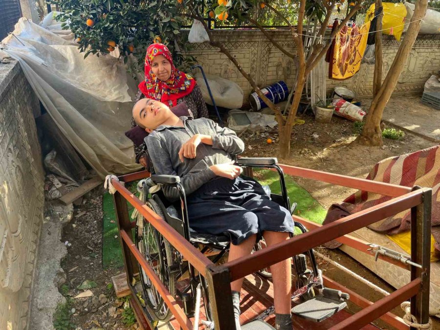 "üvey Oğlum" Demedi, Engelli Oğluna Eğitimi İçin Hamallık Yaparak Evine Raylı Sistem Kurdu