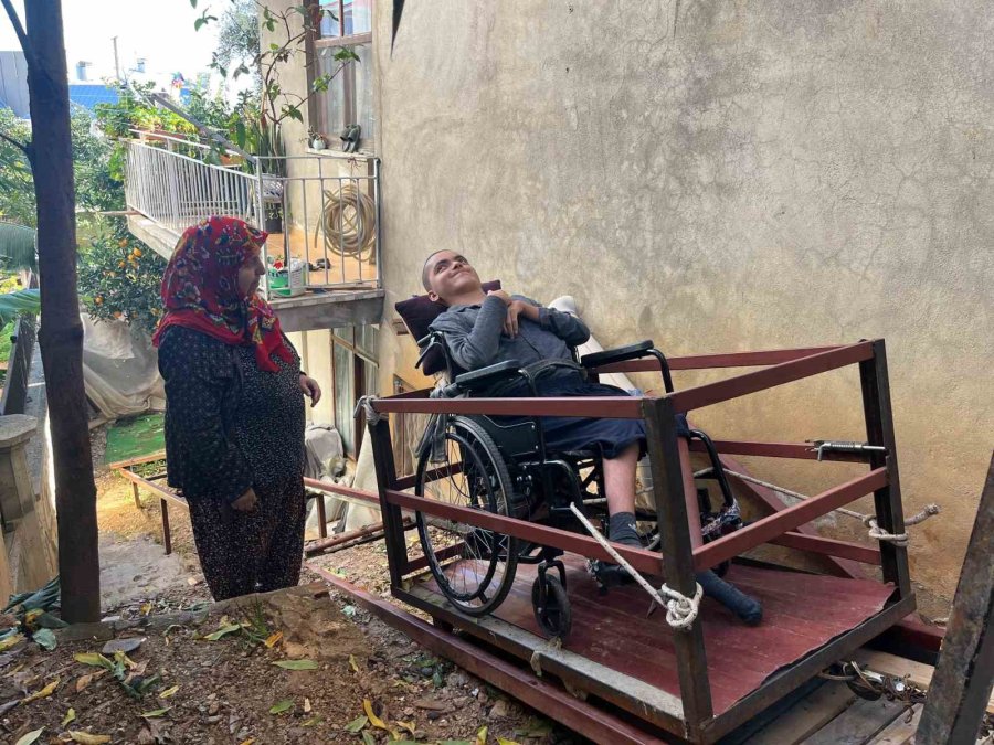 "üvey Oğlum" Demedi, Engelli Oğluna Eğitimi İçin Hamallık Yaparak Evine Raylı Sistem Kurdu