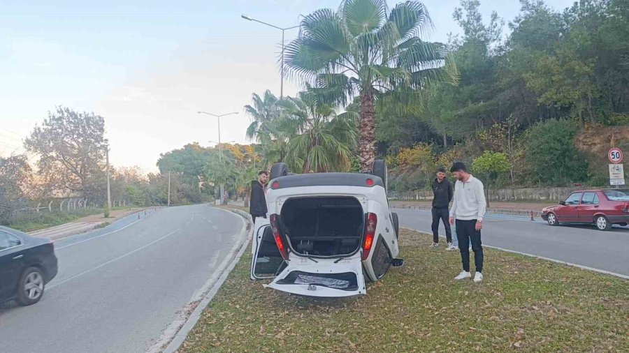 Antalya’da Refüje Çarpıp Ters Dönen Araçtan Ayakta Çıktı
