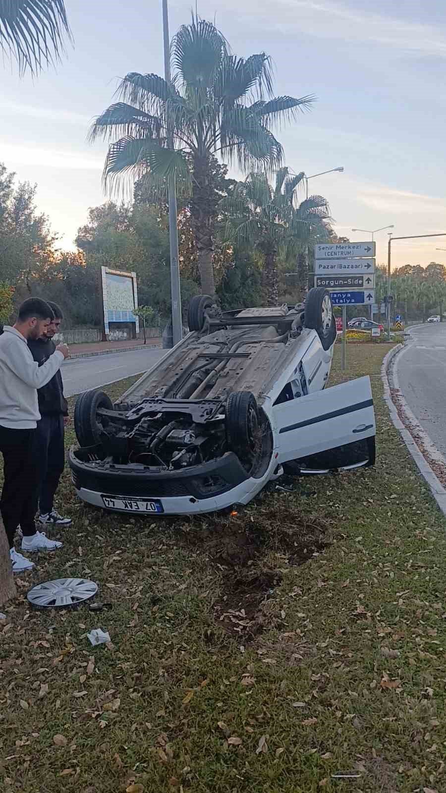 Antalya’da Refüje Çarpıp Ters Dönen Araçtan Ayakta Çıktı