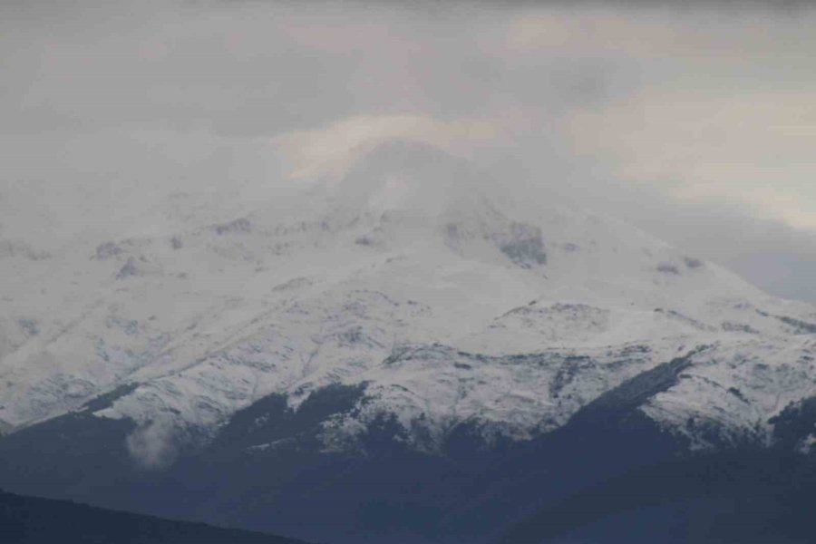 Yağışlar Anamas’ın Zirvesini Beyazlattı