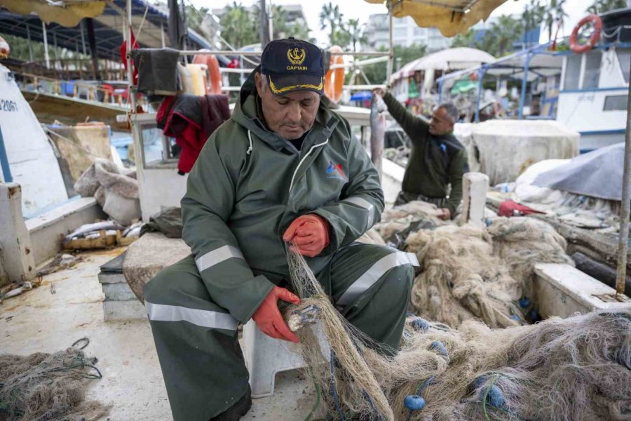 Mersin’de Balıkçılara Ekipman Desteği Sürüyor