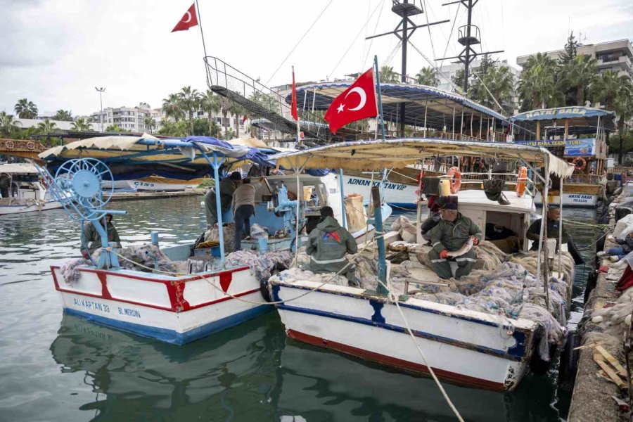 Mersin’de Balıkçılara Ekipman Desteği Sürüyor