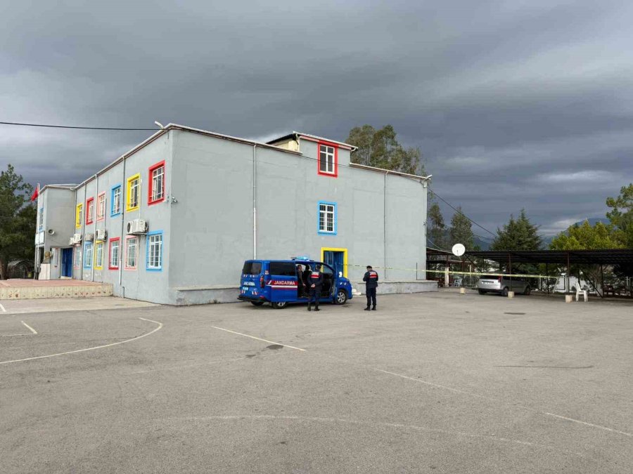 12 Yaşındaki Öğrenci Okul Müdürünü Vurdu: O Anlar Kamerada