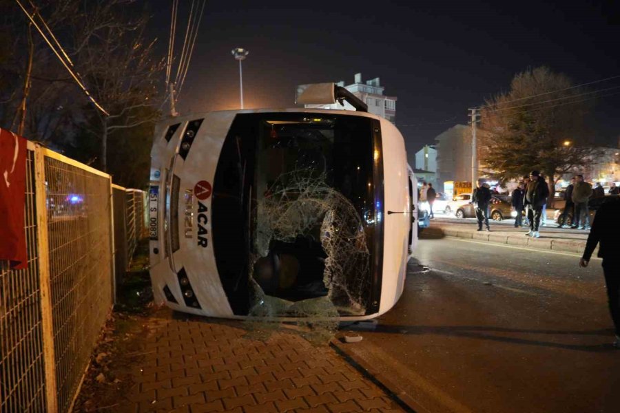 Niğde’de İşçi Servisi İle Otomobil Çarpıştı: 11 Yaralı
