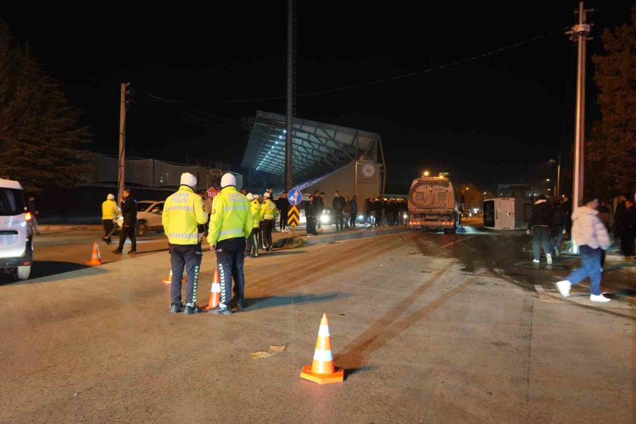 Niğde’de İşçi Servisi İle Otomobil Çarpıştı: 11 Yaralı