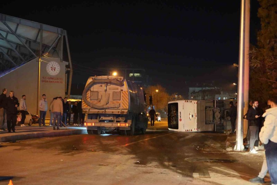 Niğde’de İşçi Servisi İle Otomobil Çarpıştı: 11 Yaralı