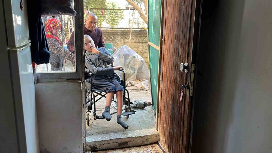 "üvey Oğlum" Demedi, Engelli Oğluna Eğitimi İçin Hamallık Yaparak Evine Raylı Sistem Kurdu