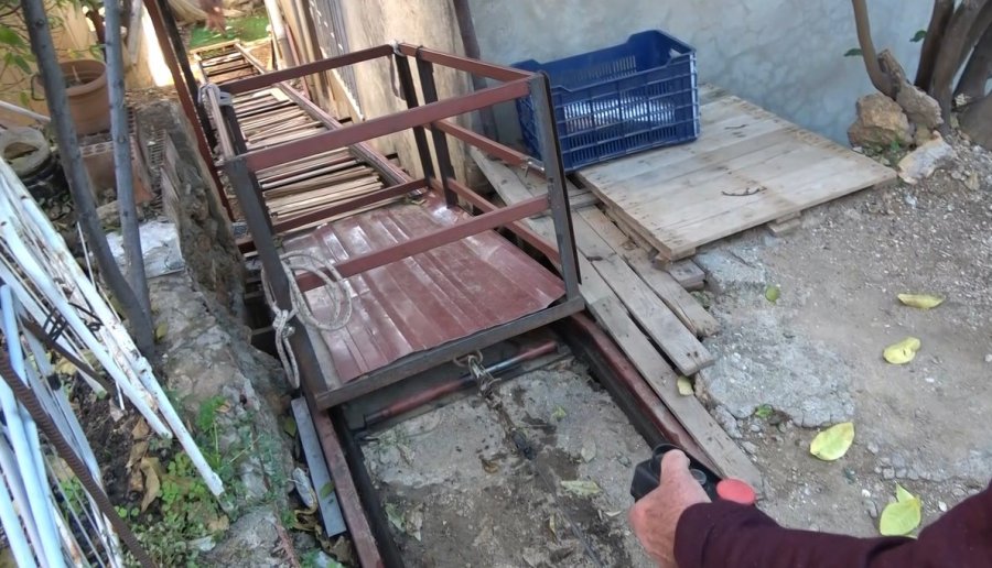 "üvey Oğlum" Demedi, Engelli Oğluna Eğitimi İçin Hamallık Yaparak Evine Raylı Sistem Kurdu