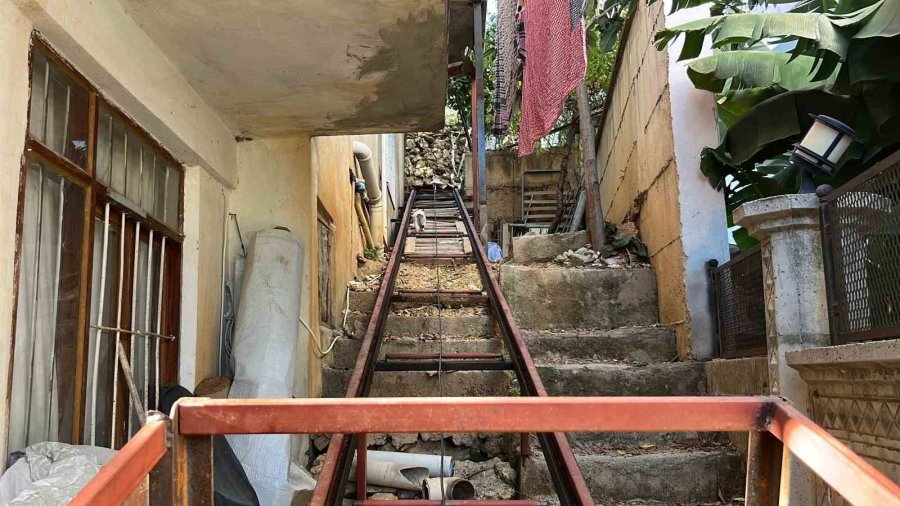 "üvey Oğlum" Demedi, Engelli Oğluna Eğitimi İçin Hamallık Yaparak Evine Raylı Sistem Kurdu