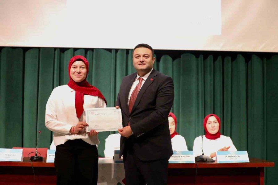 Vali Çelik: "edebiyat Yalnızca Okuma Alışkanlığı Kazandırmaz, Aynı Zamanda Düşünmeyi Mümkün Kılan Güçlü Bir Alandır"