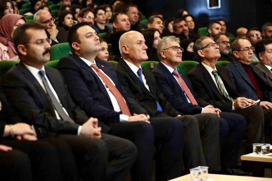 Vali Çelik: "edebiyat Yalnızca Okuma Alışkanlığı Kazandırmaz, Aynı Zamanda Düşünmeyi Mümkün Kılan Güçlü Bir Alandır"