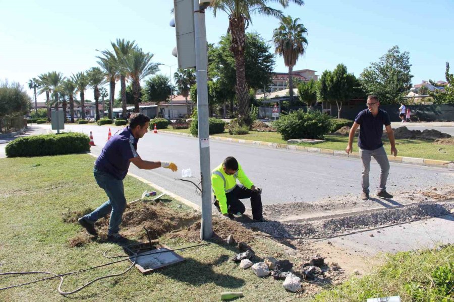 Büyükşehir Manavgat’ın Sinyalizasyon Altyapısını Yeniliyor