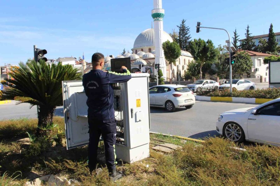 Büyükşehir Manavgat’ın Sinyalizasyon Altyapısını Yeniliyor