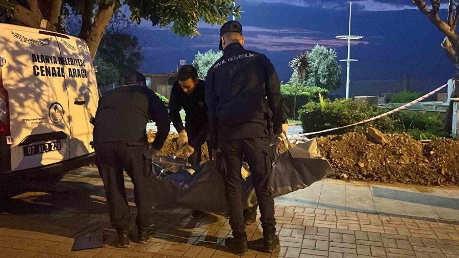 Alanya’da Sahilde Bir Kadın Ölü Bulundu