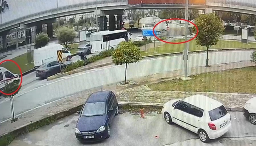 Ambulansa Yol Verme Kazasında Ortalık Savaş Alanına Döndü, Kaza Anı Güvenlik Kamerasına Yansıdı
