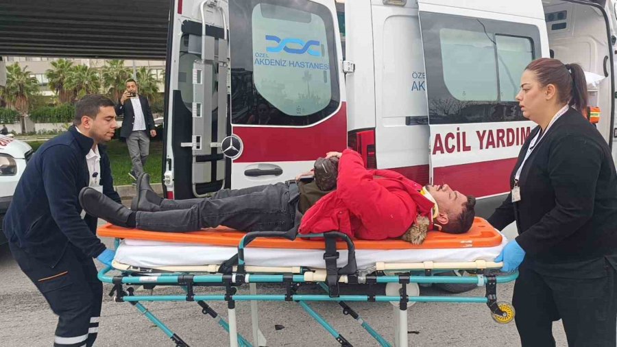 Ambulansa Yol Verme Kazasında Ortalık Savaş Alanına Döndü, Kaza Anı Güvenlik Kamerasına Yansıdı