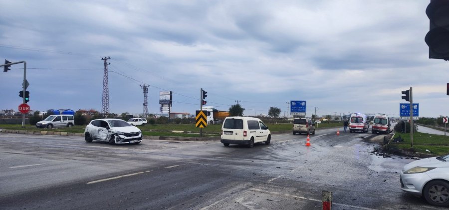 Ambulansa Yol Verme Kazasında Ortalık Savaş Alanına Döndü, Kaza Anı Güvenlik Kamerasına Yansıdı