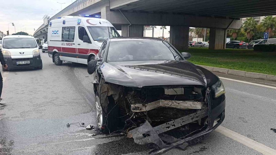 Ambulansa Yol Verme Kazasında Ortalık Savaş Alanına Döndü, Kaza Anı Güvenlik Kamerasına Yansıdı