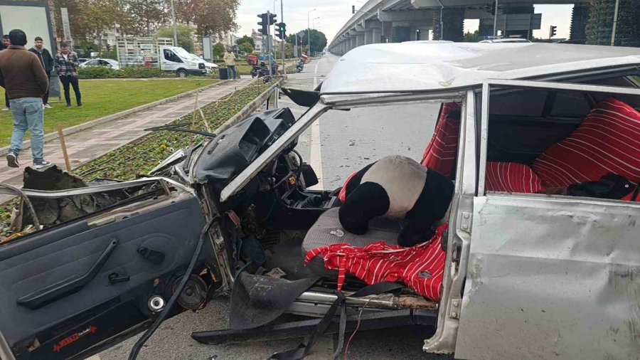 Ambulansa Yol Verme Kazasında Ortalık Savaş Alanına Döndü, Kaza Anı Güvenlik Kamerasına Yansıdı