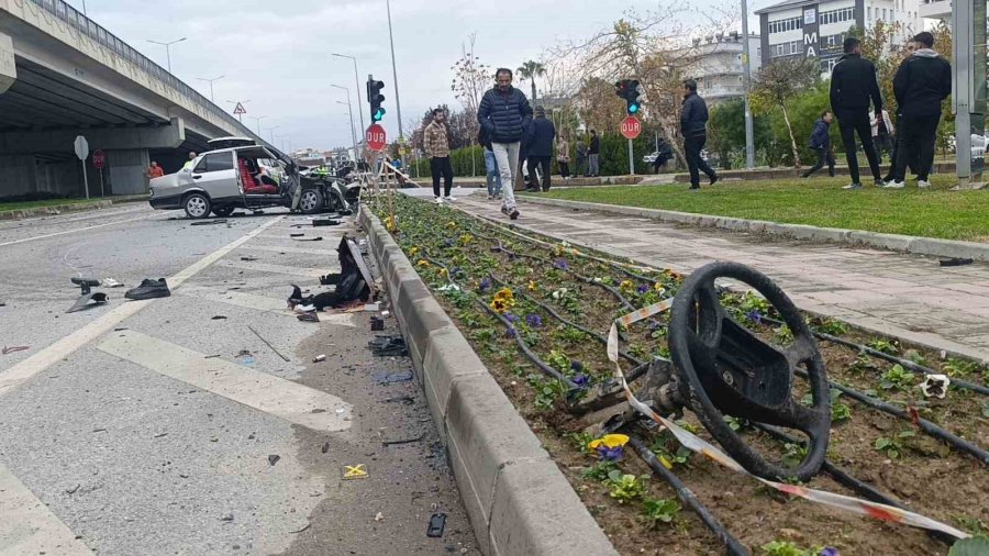 Ambulansa Yol Verme Kazasında Ortalık Savaş Alanına Döndü, Kaza Anı Güvenlik Kamerasına Yansıdı