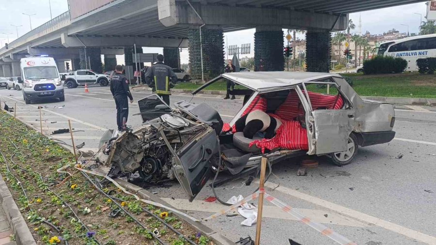 Ambulansa Yol Verme Kazasında Ortalık Savaş Alanına Döndü, Kaza Anı Güvenlik Kamerasına Yansıdı
