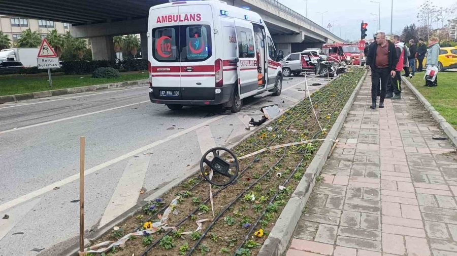 Ambulansa Yol Verme Kazasında Ortalık Savaş Alanına Döndü, Kaza Anı Güvenlik Kamerasına Yansıdı