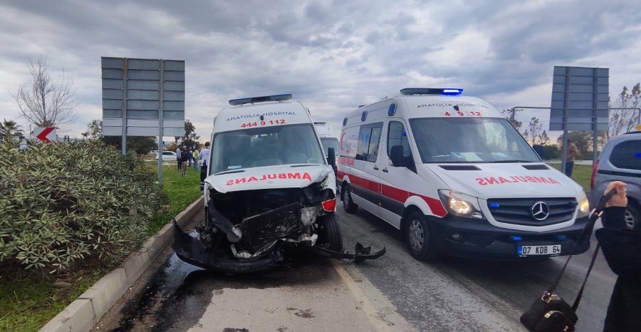 Ambulansa Yol Verme Kazasında Ortalık Savaş Alanına Döndü, Kaza Anı Güvenlik Kamerasına Yansıdı