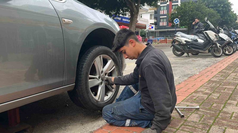 Antalya’da Park Halindeki Yaklaşık 20 Aracın Lastikleri Kesildi