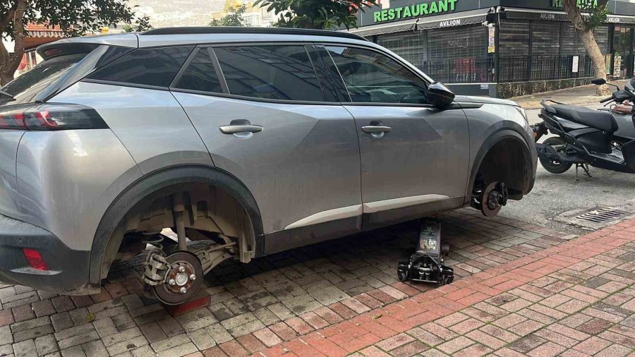 Antalya’da Park Halindeki Yaklaşık 20 Aracın Lastikleri Kesildi