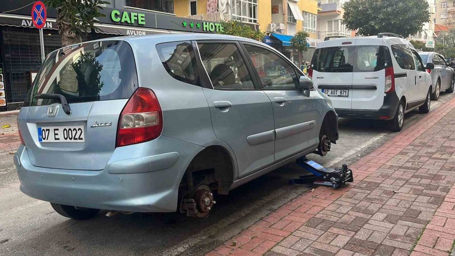 Antalya’da Park Halindeki Yaklaşık 20 Aracın Lastikleri Kesildi