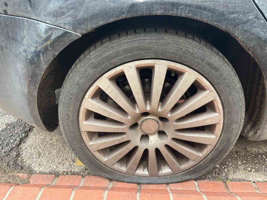 Antalya’da Park Halindeki Yaklaşık 20 Aracın Lastikleri Kesildi