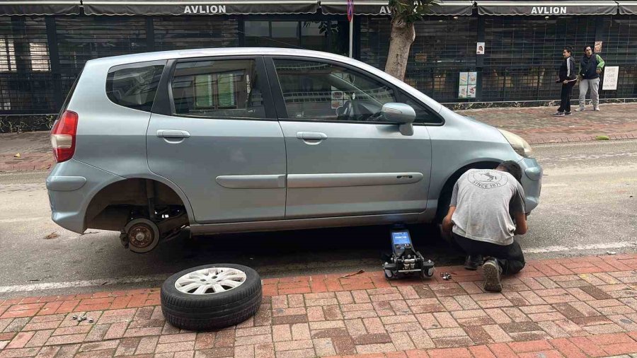 Antalya’da Park Halindeki Yaklaşık 20 Aracın Lastikleri Kesildi